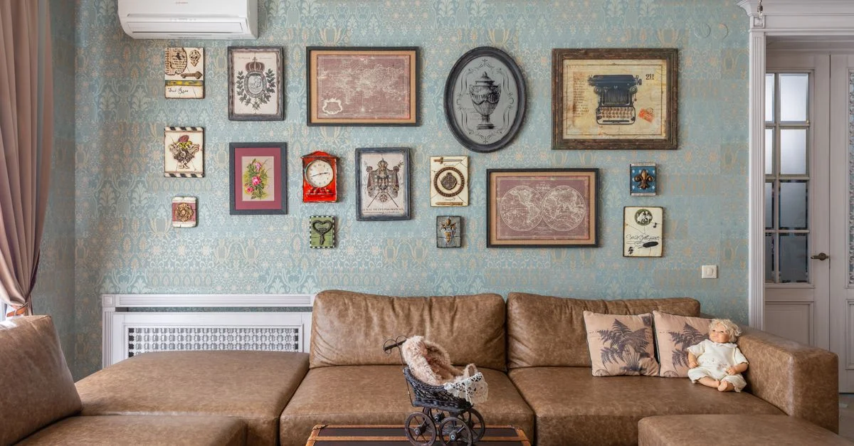 Salon de style vintage chaleureux avec un canapé marron et un mur rempli d'art, créant une ambiance élégante et chaleureuse.